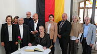 Die Thüringer Ministerin Beate Meißner (sitzend) wurde in Kronach willkommen geheißen.