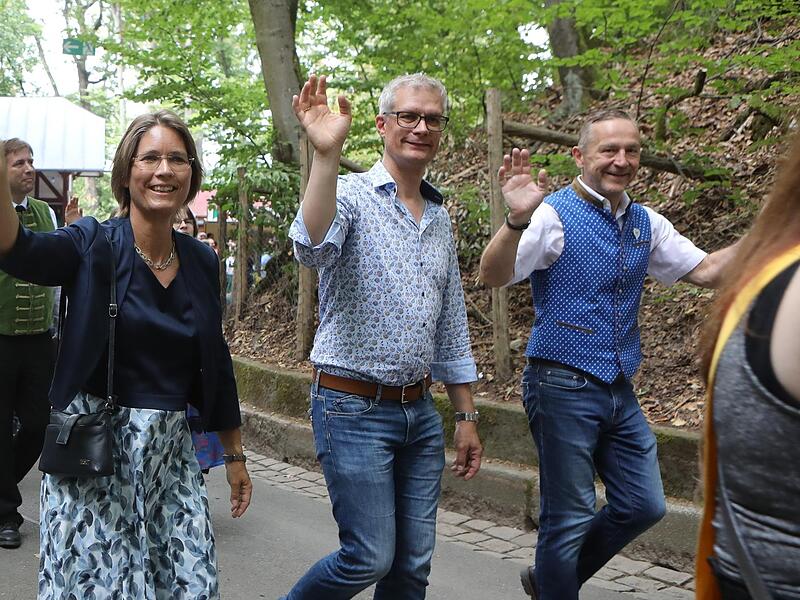 Kellerwald-Bürgermeister Udo Schönfelder (rechts) beim Annafest-Umzug, hier mit Annette Prechtel und Uwe Kirschstein.Forchheim & Fränkische Schweiz Kellerwald-Bürgermeister Udo Schönfelder (rechts) beim Annafest-Umzug, hier mit Annette Prechtel und Uwe Kirschstein.Forchheim & Fränkische Schweiz