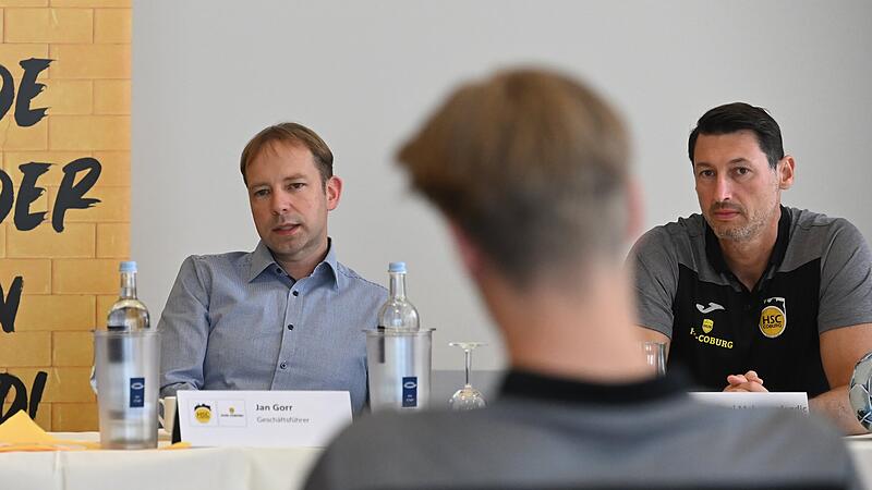 Die Planungen f&uuml;r die Jubil&auml;umsfeierlichkeiten oder das T&uuml;fteln am neuen Kader: HSC-Gesch&auml;ftsf&uuml;hrer Jan Gorr (links) hat aktuell eine Menge Arbeit zu verrichten. Das gilt auch f&uuml;r Trainer Anel Mahmutefendic.