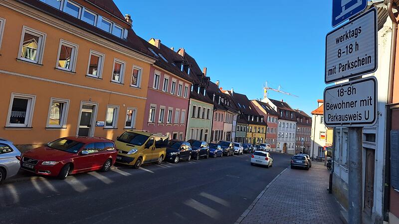 Mittlerer Kaulberg Unter anderem sind einige Parkplätze am Mittleren Kaulberg in Bamberg in die Parkzone 2 gerutscht. Hier ist das Parken jetzt gebührenpflichtig.