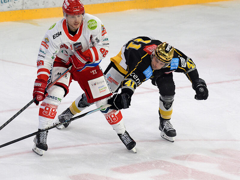 Sport Eishockey DEL 2 Saison 2022 / 2023  Spieltag 04 am Sonntag 25.09.2022 Spielbeginn 17.00 h Eisstadion Bayreuth EHC Bayreuth Tigers gegen Selber Wölfe   Endergebnis Dani Bindels rechts gegen Mark McNeill