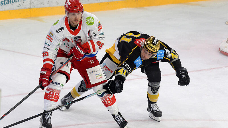 Sport Eishockey DEL 2 Saison 2022 / 2023  Spieltag 04 am Sonntag 25.09.2022 Spielbeginn 17.00 h Eisstadion Bayreuth EHC Bayreuth Tigers gegen Selber Wölfe   Endergebnis Dani Bindels rechts gegen Mark McNeill