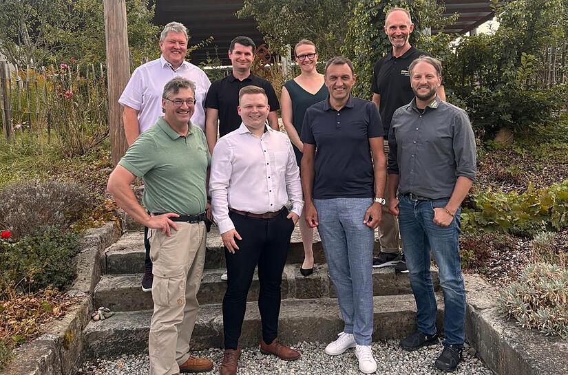 vorne von links: Windkümmerer Hubert Treml-Franz, Marius Conci (Gemeindeverwaltung), Bürgermeister Jörg Neubauer, Mario Münch (Münch Energie), hinten von links: Bernhard Schmidt, Juri Philipp, Mariella Schubert (Plan BC GmbH), Alexander Höhn (Mün...
