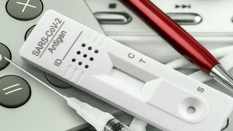 Nur geimpft, genesen oder getestet darf man laut neuer Regelung seinen Arbeitsplatz aufsuchen.