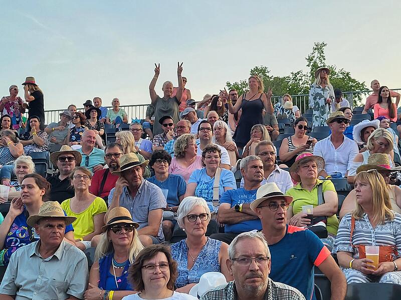 90s Super Show Bad Kissingen Luitpoldpark90s Super Show im Luitpoldpark Bad Kissingen 90s Super Show Bad Kissingen Luitpoldpark: Stimmung auf der Tribüne