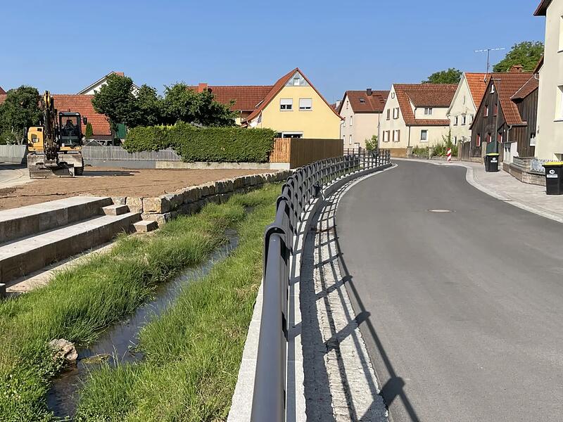 Um den Zugang zum Wasser zu erleichtern, gibt es in Burglauer nun Sitzstufen am Booch. Auf der Freifl&auml;che dahinter soll die gemeindliche Obstpresse ihren Platz finden.