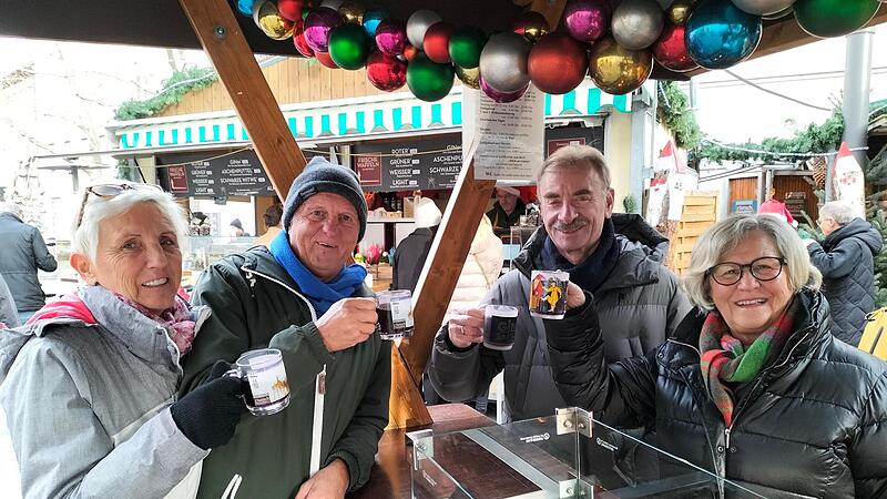 Gl&uuml;hwein-Bekanntschaft: Luise und Heinz Schellhorn aus Tirol sind mit den Stegaurachern Hans und Hermine Dechant am Gabelmann ins Gespr&auml;ch gekommen.