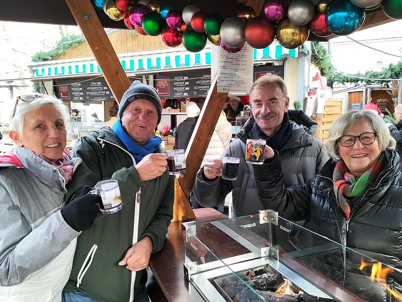 Gl&uuml;hwein-Bekanntschaft: Luise und Heinz Schellhorn aus Tirol sind mit den Stegaurachern Hans und Hermine Dechant am Gabelmann ins Gespr&auml;ch gekommen.
