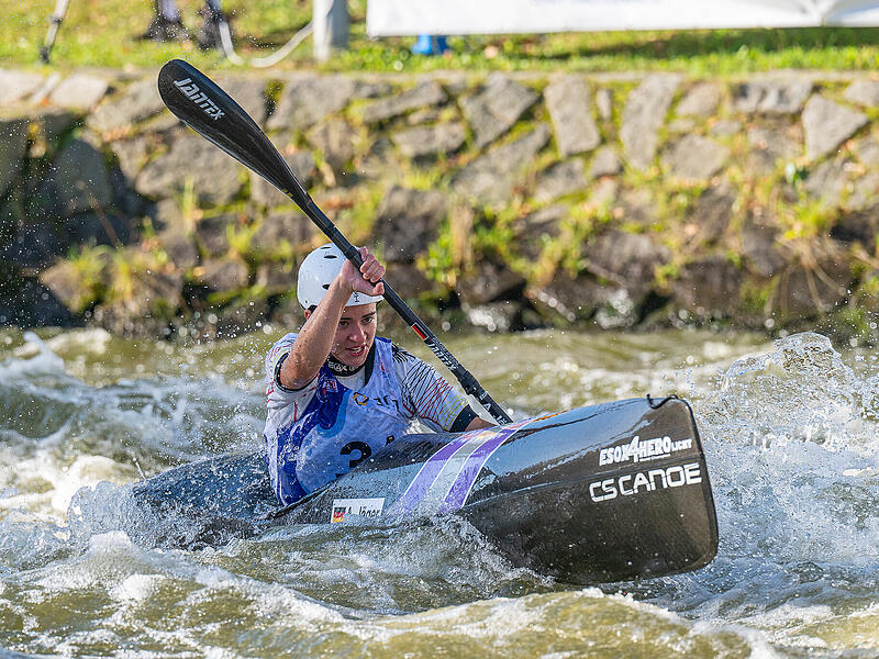Anne J&auml;ger im Wildwasserkanal.