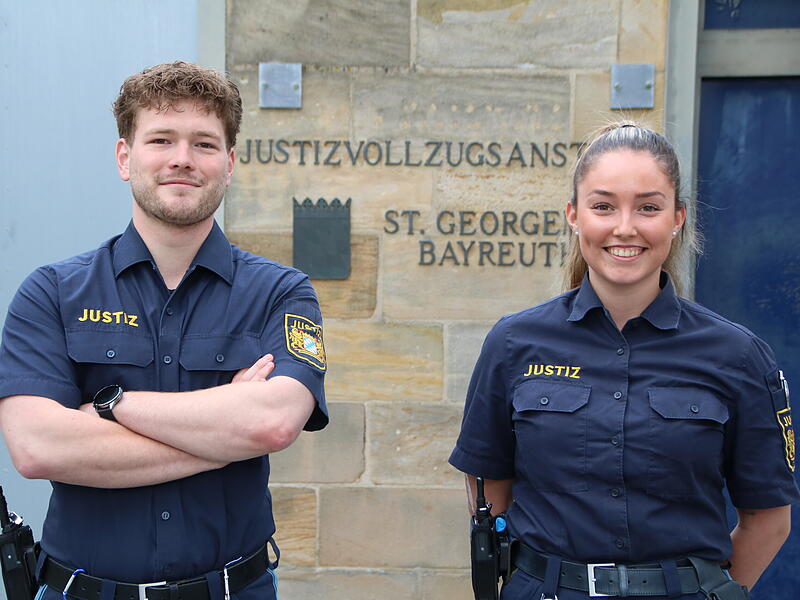 Sie stehen kurz vor dem Ende ihrer Ausbildung bei der Justizvollzugsanstalt St. Georgen-Bayreuth: Erik Spörl und Louisa Marko. Sie stehen kurz vor dem Ende ihrer Ausbildung bei der Justizvollzugsanstalt St. Georgen-Bayreuth: Erik Spörl und Louisa Marko.