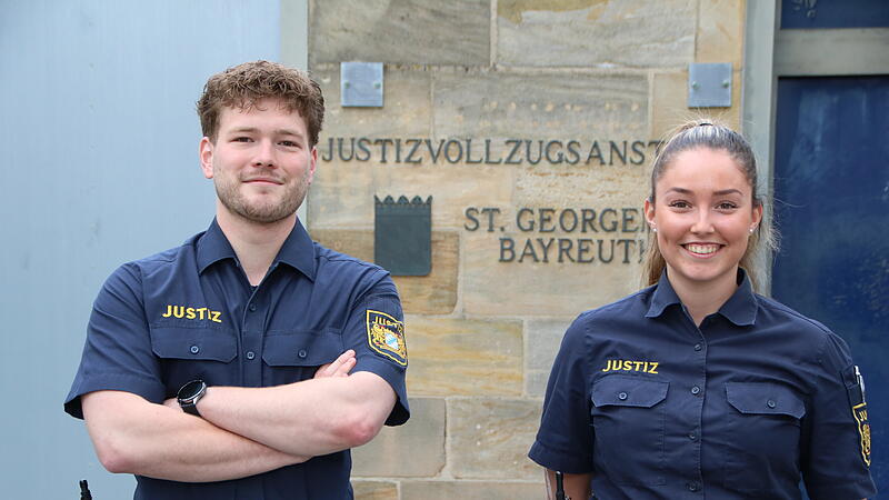 Sie stehen kurz vor dem Ende ihrer Ausbildung bei der Justizvollzugsanstalt St. Georgen-Bayreuth: Erik Sp&ouml;rl und Louisa Marko.