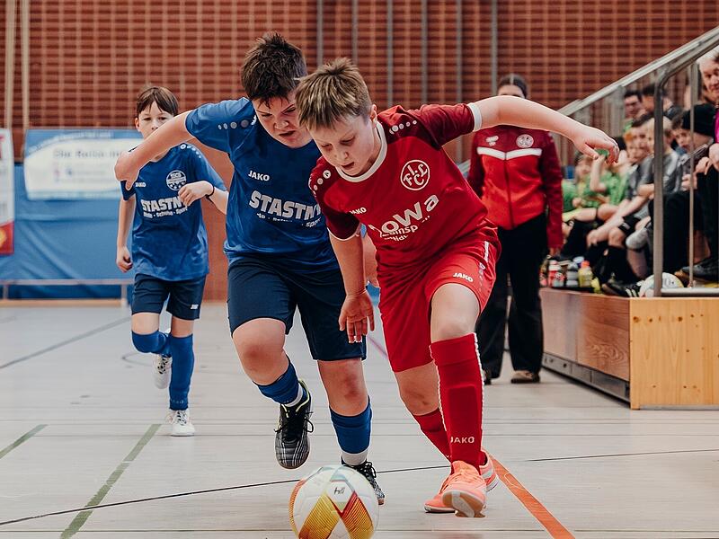 Voller Einsatz im Zweikampf: Beim VR Bank Cup 2026 pr&auml;sentierte sich der Fu&szlig;ballnachwuchs aus der Region mit viel Engagement und Spielfreude.