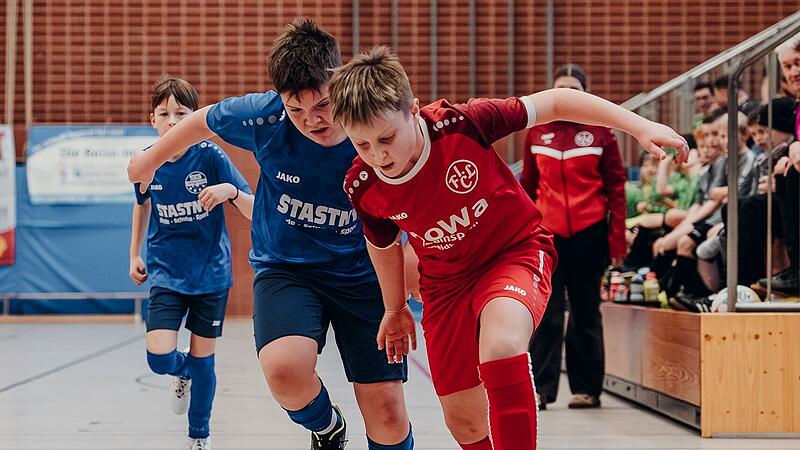 Voller Einsatz im Zweikampf: Beim VR Bank Cup 2026 pr&auml;sentierte sich der Fu&szlig;ballnachwuchs aus der Region mit viel Engagement und Spielfreude.
