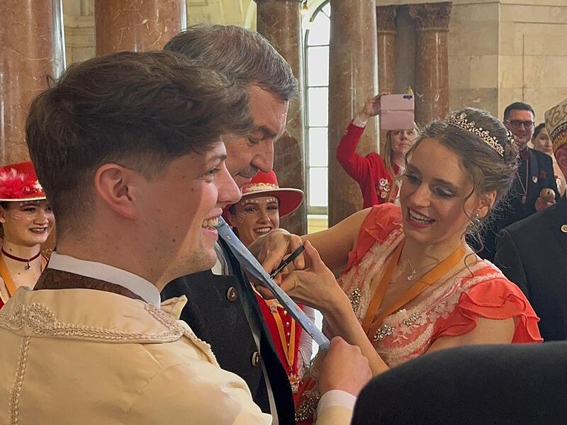 Die Krawatte des Ministerpr&auml;sidenten wird um die H&auml;lfte gek&uuml;rzt.