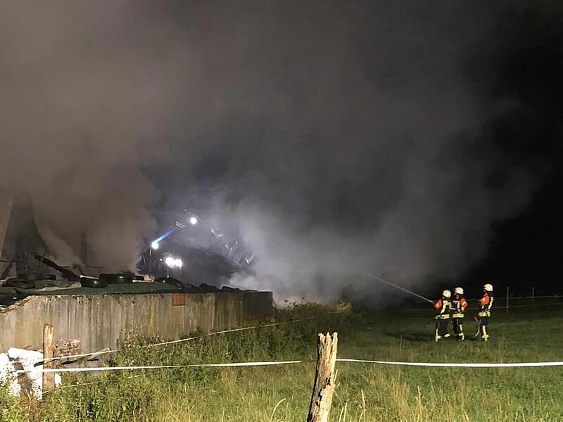 Bis spät in die Nacht waren Einsatzkräfte der Feuerwehr vor Ort.
