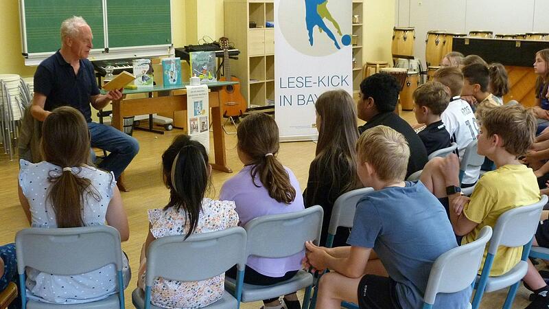 Autor Herr Gmehling zog die Schüler in seinen Bann. Autor Herr Gmehling zog die Schüler in seinen Bann.