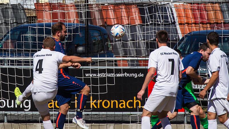 Haigs Joseph Detsch (weißes Trikot, Nummer 4) kommt fünf Meter vor dem Tor unbedrängt an den Ball und nutzt seine Chance zum Führungstreffer. Haigs Joseph Detsch (weißes Trikot, Nummer 4) kommt fünf Meter vor dem Tor unbedrängt an den Ball und nutzt seine Chance zum Führungstreffer.