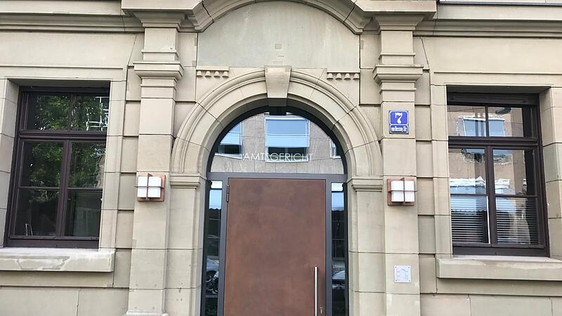 Vor dem Amtsgericht Bad Kissingen hat sich ein 20-J&auml;hriger wegen des Besitzes jugendpornografischer Bilddateien verantworten m&uuml;ssen.