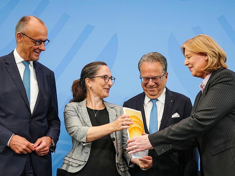 Kommissionsvorsitzenden  Constanze Janda (2.v.l) und Frank-J&uuml;rgen Weise (2.v.r) &uuml;bergeben ihren  Bericht  &uuml;ber Grundlagen f&uuml;r eine Rentenreform an Bundeskanzler Merz und Bundesarbeitsministerin B&auml;rbel Bas.
