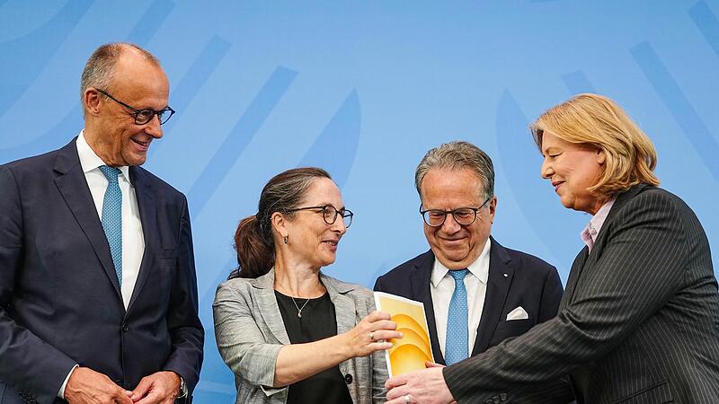 Kommissionsvorsitzenden Constanze Janda (2.v.l) und Frank-Jürgen Weise (2.v.r) übergeben ihren Bericht über Grundlagen für eine Rentenreform an Bundeskanzler Merz und Bundesarbeitsministerin Bärbel Bas. Kommissionsvorsitzenden Constanze Janda (2.v.l) und Frank-Jürgen Weise (2.v.r) übergeben ihren Bericht über Grundlagen für eine Rentenreform an Bundeskanzler Merz und Bundesarbeitsministerin Bärbel Bas.