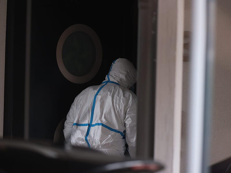 Familiendrama in Mittelfranken: Junge (17) tötet Schwester (14) und verletzt Mutter (41) schwer - Zeugen hörten Schreie und verständigten die Polizei - Tatverdächtiger bei Fahndungsmaßnahmen in Tatortnähe festgenommen - Umfangreiche Spurensicherungsmaßnahmen - Blutspuren am Fensterrahmen und zum Nachbarhaus führend - Hintergründe des Verbrechens noch unklar - Ermittlungsrichter soll am Samstag über Haftfrage entscheidenFamiliendrama in Weisendorf: Bilder zeigen die Ermittler vor Ort