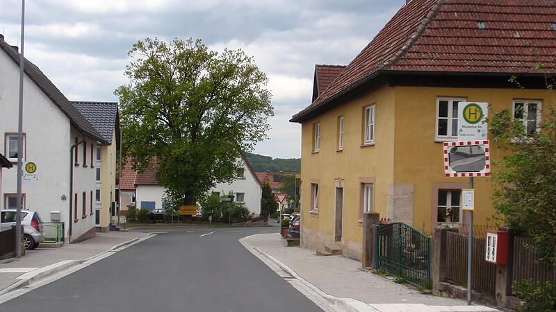 Die neuen, barrierefrei gestalteten Haltestellen in Baiersdorf &ndash; Mainecker Stra&szlig;e werden leider immer wieder von Falschparkern blockiert.