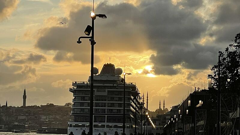 Die Uferpromenade des Galataport. Rechts ist der eigentliche Hafenkomplex zu sehen. Die Uferpromenade des Galataport. Rechts ist der eigentliche Hafenkomplex zu sehen.