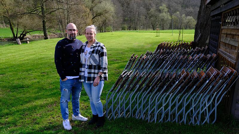 Fragezeichen stehen &uuml;ber dem ufernahen Biergarten am Hotel N&ouml;th mit Emmanuel Monteiro Dantas und Karolin Monteiro Dantas.