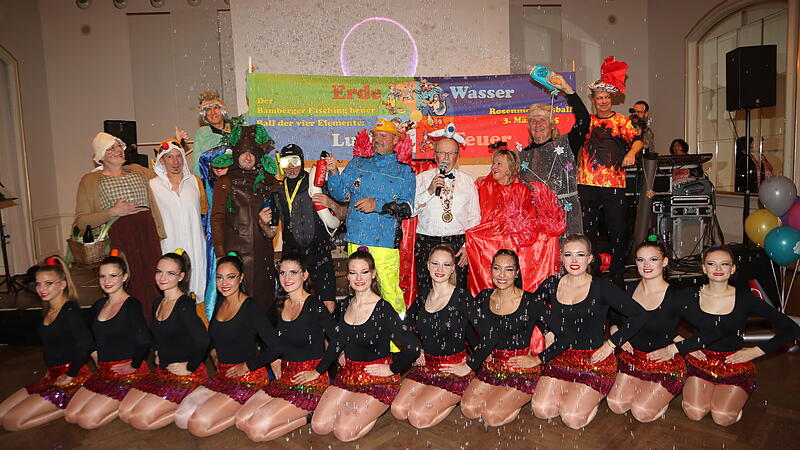 &bdquo;Ball der vier Elemente Erde, Wasser, Luft und Feuer&ldquo;: Zusammen mit der Schammelsdorfer Tanzgarde pr&auml;sentierte der ideenreich kost&uuml;mierte Elferrat des BRK-Rosenmontagsballes das Motto f&uuml;r den 3. M&auml;rz 2025.