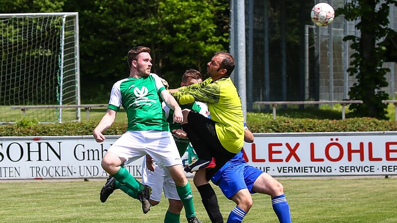 Der Gundelsdorfer Keeper Pascal H&ouml;hn kommt einen Moment zu sp&auml;t aus seinem Kasten und kann den Kopfball von Fabian Fischer (gr&uuml;nes Trikot) nicht mehr verhindern.
