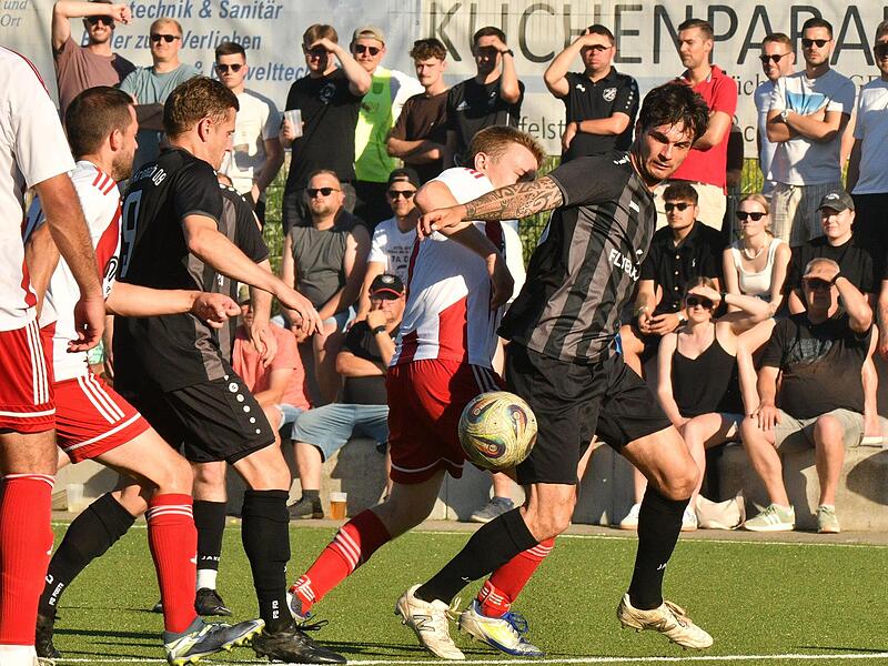 Ihn h&auml;tte Coburgs Trainer Calle Schiebel gerne als St&uuml;rmer aufgebaut, doch Philipp Schubert vom FC Kronach (rechts, hier beim Bezirksliga-Relegationsspiel gegen den TSV Staffelstein) will nicht zu den Vestekickern wechseln.