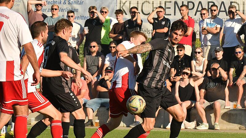 Ihn h&auml;tte Coburgs Trainer Calle Schiebel gerne als St&uuml;rmer aufgebaut, doch Philipp Schubert vom FC Kronach (rechts, hier beim Bezirksliga-Relegationsspiel gegen den TSV Staffelstein) will nicht zu den Vestekickern wechseln.