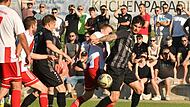 Ihn h&auml;tte Coburgs Trainer Calle Schiebel gerne als St&uuml;rmer aufgebaut, doch Philipp Schubert vom FC Kronach (rechts, hier beim Bezirksliga-Relegationsspiel gegen den TSV Staffelstein) will nicht zu den Vestekickern wechseln.