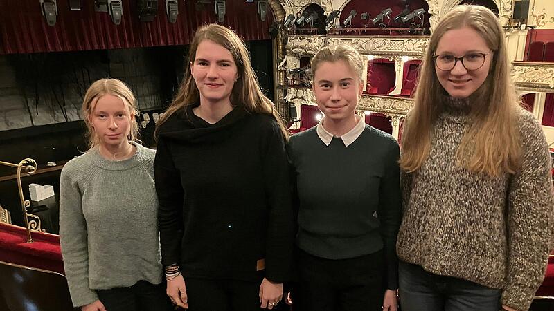 Im Deutschen Schauspielhaus Hamburg: Clara Göllner, Nele Hunecke, Charlotte Seystahl und Mia Weinand.