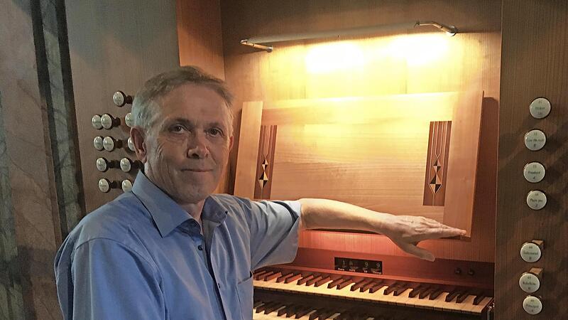 Ulrich Nehls sitzt am Spielschrank der großen Goll-Orgel der Erlanger Universitätskirche. Am Sonntag spielt er in Neunkirchen am Brand. Ulrich Nehls sitzt am Spielschrank der großen Goll-Orgel der Erlanger Universitätskirche. Am Sonntag spielt er in Neunkirchen am Brand.