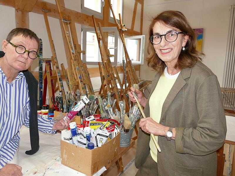 Barbara Winkler (rechts) und Andrea Landwehr-Ratka laden als Vorsitzende des Vereins „Form + Farbe“ zur Jubiläumsausstellung auf der Giechburg ein.