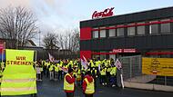 Vor gut zwei Wochen hatten sich die Knetzgauer am Streik zu den Tarifverhandlungen beteiligt, die jetzt beendet und deren Ergebnisse auch im Werk Knetzgau umgesetzt werden. Vor gut zwei Wochen hatten sich die Knetzgauer am Streik zu den Tarifverhandlungen beteiligt, die jetzt beendet und deren Ergebnisse auch im Werk Knetzgau umgesetzt werden.
