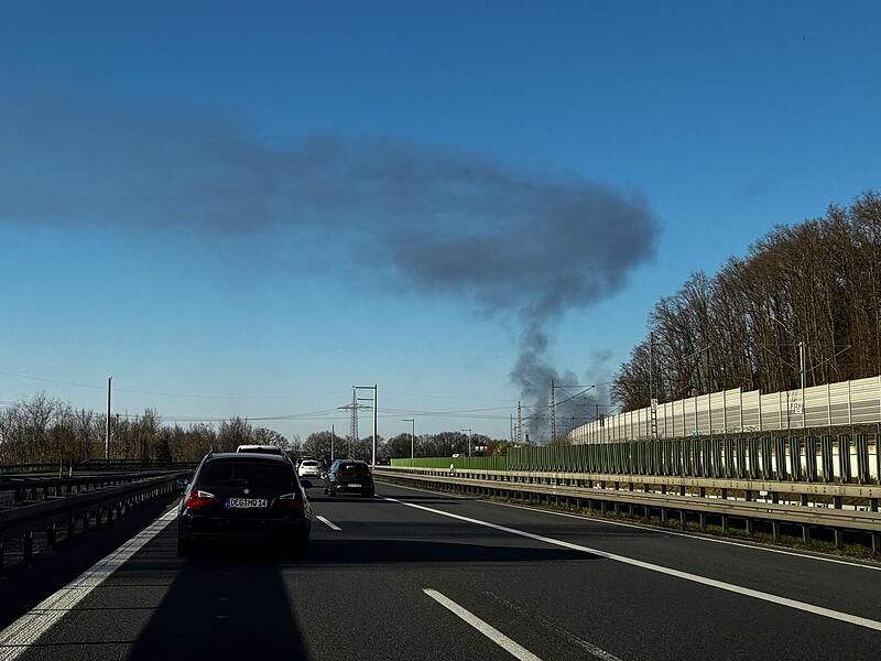 Am Freitag, 4. April 2025, sorgte ein Feuer beim Recyclinghof und Entsorgungsbetrieb Fritsche in Forchheim f&uuml;r einen Gro&szlig;einsatz.