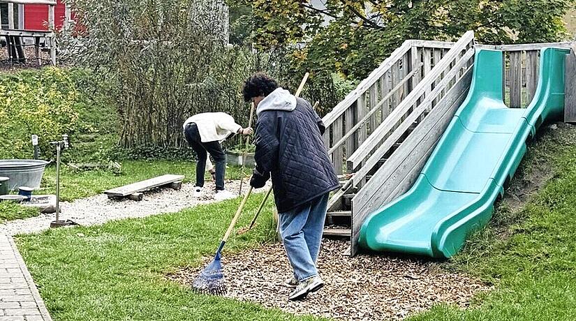 Mitarbeiterinnen der Targobankfiliale Coburg halfen im Garten der Kita Bergwichtel.