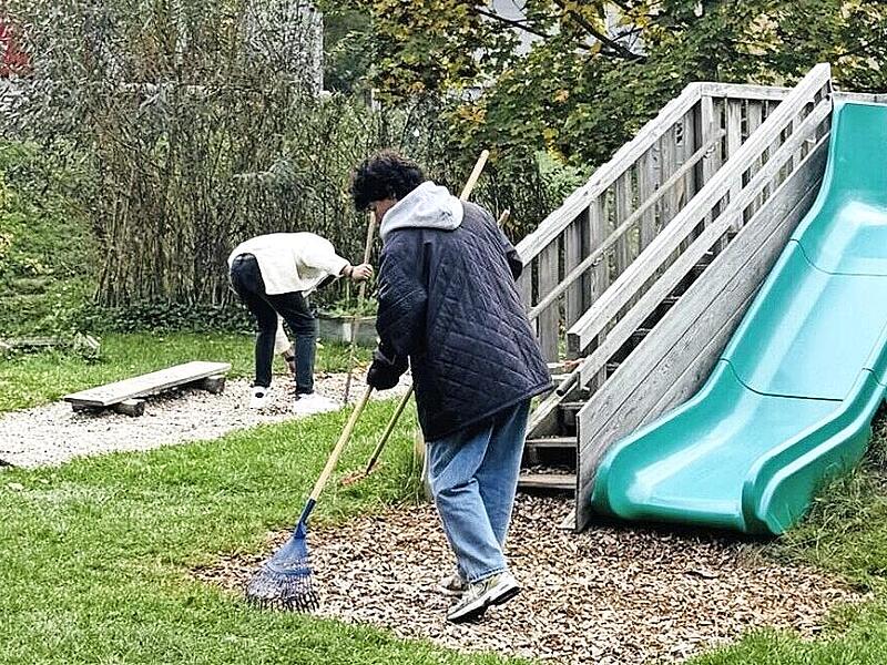 Mitarbeiterinnen der Targobankfiliale Coburg halfen im Garten der Kita Bergwichtel.