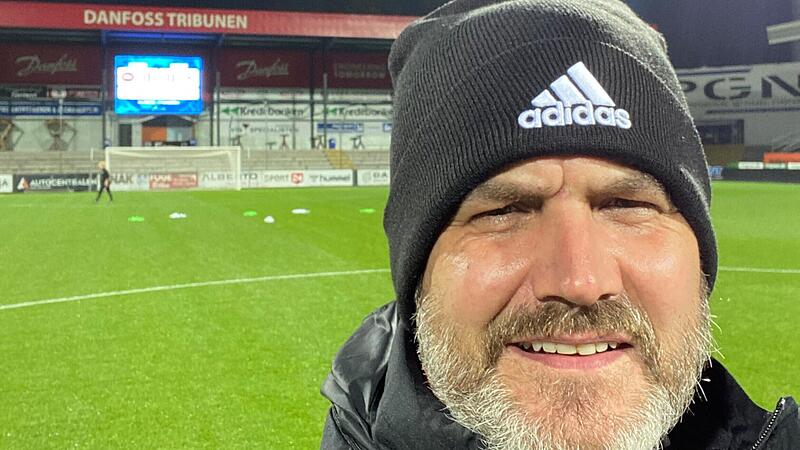 Joachim Rupp im Einsatz als Teamarzt beim Deutschen Fußball-Bund. Joachim Rupp im Einsatz als Teamarzt beim Deutschen Fußball-Bund.