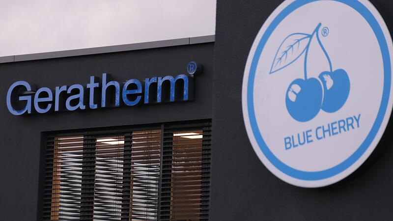 Das Geb&auml;ude von Geratherm mit &bdquo;Blue Cherry&ldquo;-Logo &ndash; eine Software aus dem Hause Geratherm in Bad Kissingen.