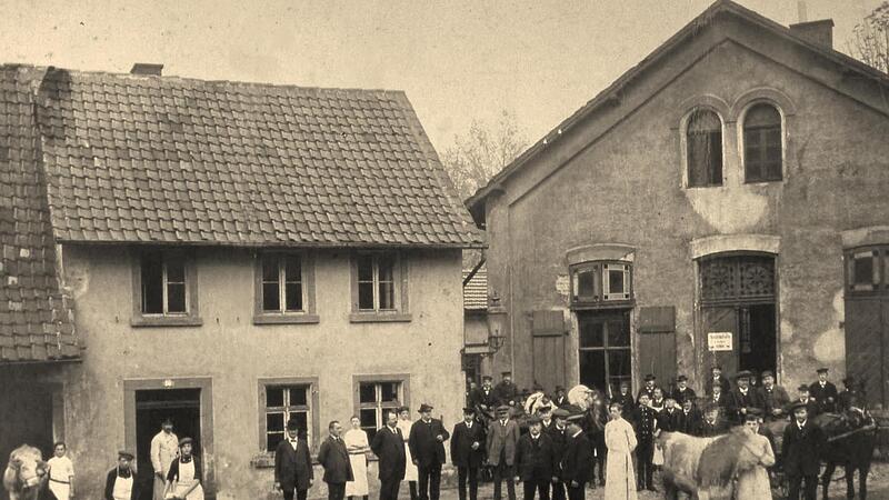 Der Kulmbacher Schlachthof, wie ihn David Kraft 1910 gesehen hat. Er befand sich schräg gegenüber des Güterbahnhofes, etwa an der Stelle des heutigen Edeka-Marktes im „Fritz“. Nach der Erweiterung der Kulmbacher Spinnerei entstand 1913 ein neuer S... Der Kulmbacher Schlachthof, wie ihn David Kraft 1910 gesehen hat. Er befand sich schräg gegenüber des Güterbahnhofes, etwa an der Stelle des heutigen Edeka-Marktes im „Fritz“. Nach der Erweiterung der Kulmbacher Spinnerei entstand 1913 ein neuer S...