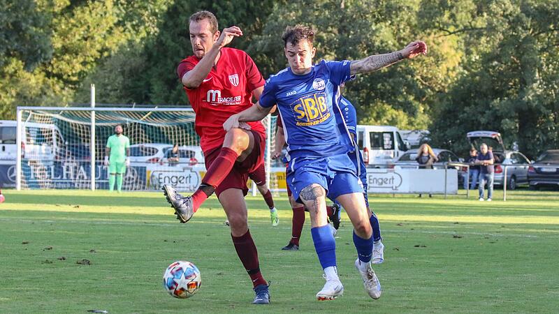 Julian Spöringer (links) vom TSV Rottendorf im Zweikampf mit Luca Dimter von der FG Marktbreit-Martinsheim: Die Rottendorfer setzten sich im Pokal-Viertelfinale gegen den gastgebenden Kreisligisten durch.