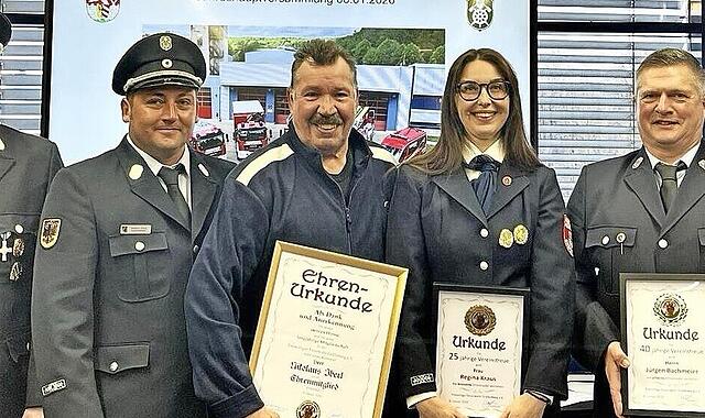 V.l.: Ralf Kunzmann, Oliver Mirsberger, Wolfgang Heinig, Nikolaus Iberl, Regina Kraus, Jürgen Bachmeier, Bernd Prütting und Christian Kammerer. V.l.: Ralf Kunzmann, Oliver Mirsberger, Wolfgang Heinig, Nikolaus Iberl, Regina Kraus, Jürgen Bachmeier, Bernd Prütting und Christian Kammerer.