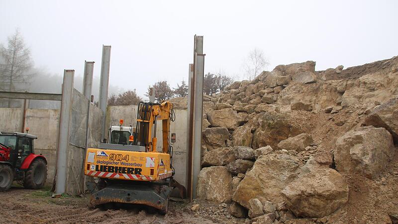 Einen H&ouml;henunterschied von &uuml;ber zehn Metern galt es auf seinem Grundst&uuml;ck abzufangen, sagt Jochen Weber. Um das Herunterkullern tonnenschwerer Felsbrocken zu verhindern sei eine stahlarmierte Betonmauer erforderlich geworden.