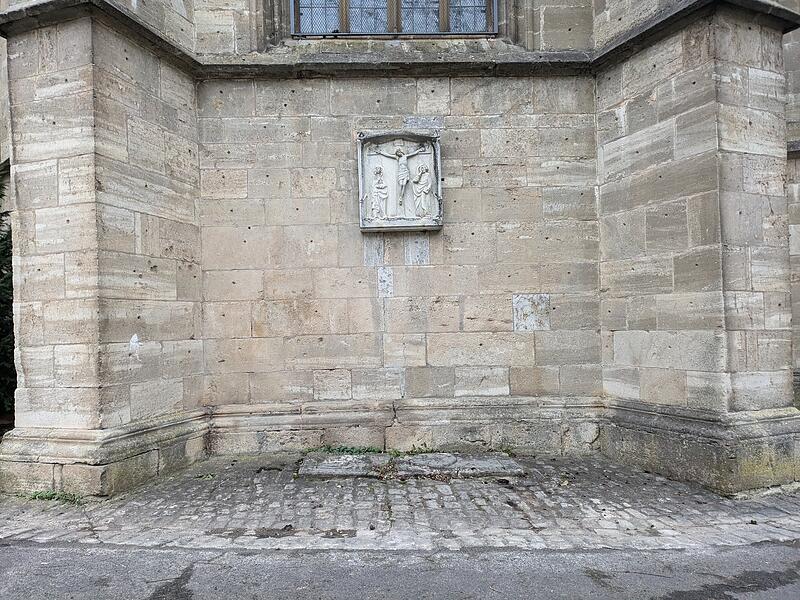 An der Au&szlig;enwand-S&uuml;dseite des Chorraumes der Pfarrkirche zu M&uuml;nnerstadt liegt eine historische Grabplatte eines Deutschherren-Ritters.