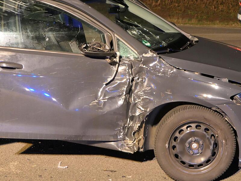 An der unfallträchtigen Einmündung in der Prappacher Straße zum Gewerbegebiet Godelstatt hat es schon wieder gekracht: An dem VW Golf sind deutlich die Spuren des Aufpralls zu sehen.