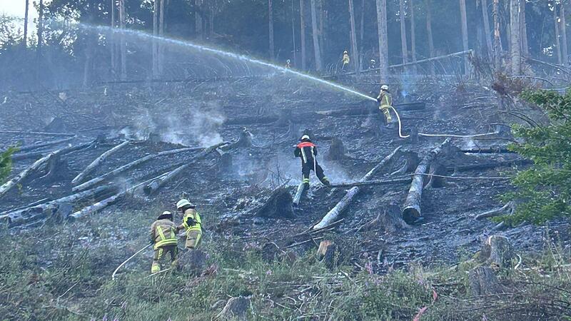 Waldbrand Gösselsdorf (Saalfeld-Rudolstadt): Eindrücke der Kronacher WehrWaldbrand Gösselsdorf (Saalfeld-Rudolstadt): Eindrücke der Kronacher Wehr