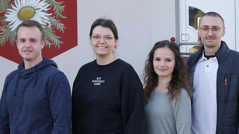Der neugewählte Vorstand des Musikvereins mit (von links) Vorsitzendem Fabian Scheller, Schriftführerin Antonia Scheiwein, Vorsitzender Rebecca Frühwirth-Schmitt und Kassier Alexander Scheller vor dem Musikheim.